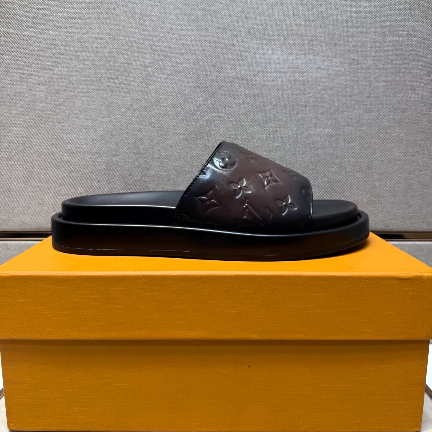 ⬛️Men's shoes 💰p400 [LV～] Men's casual slippers 2025z cabinet sales simultaneously 🔶Size: 39-44#️⃣ 🔷4 colors🔜The upper is made of cowhide stitching➕Genuine leather lining, comfortable and breathable, sole: original comfortable and wear-resistant outsole, ⚠️Real 📱Photographed🎬The real thing is better📢📢📢